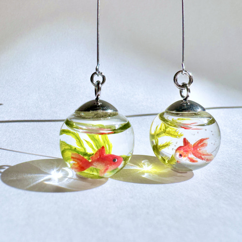 硝子の金魚玉ピアス/イヤリング 赤、紅白 振り子 ピアス（フック