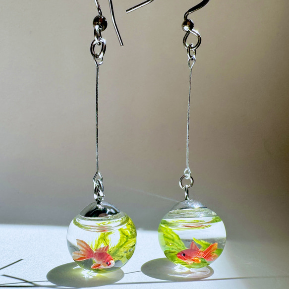 硝子の金魚玉ピアス/イヤリング 赤、紅白 振り子 ピアス（フック