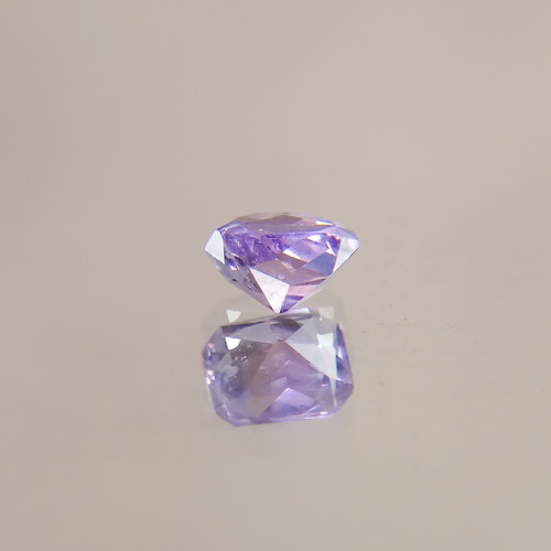 ライラックカラースピネル母岩付き特大標本194g（ライラック