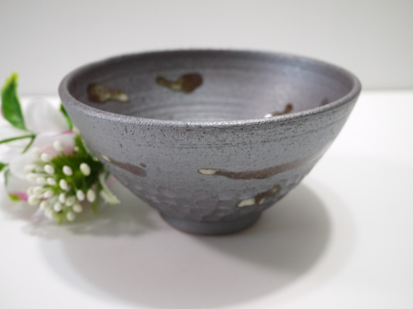 抹茶椀 　大ぶり鎬紋様・鉄さび色　 2枚目の画像