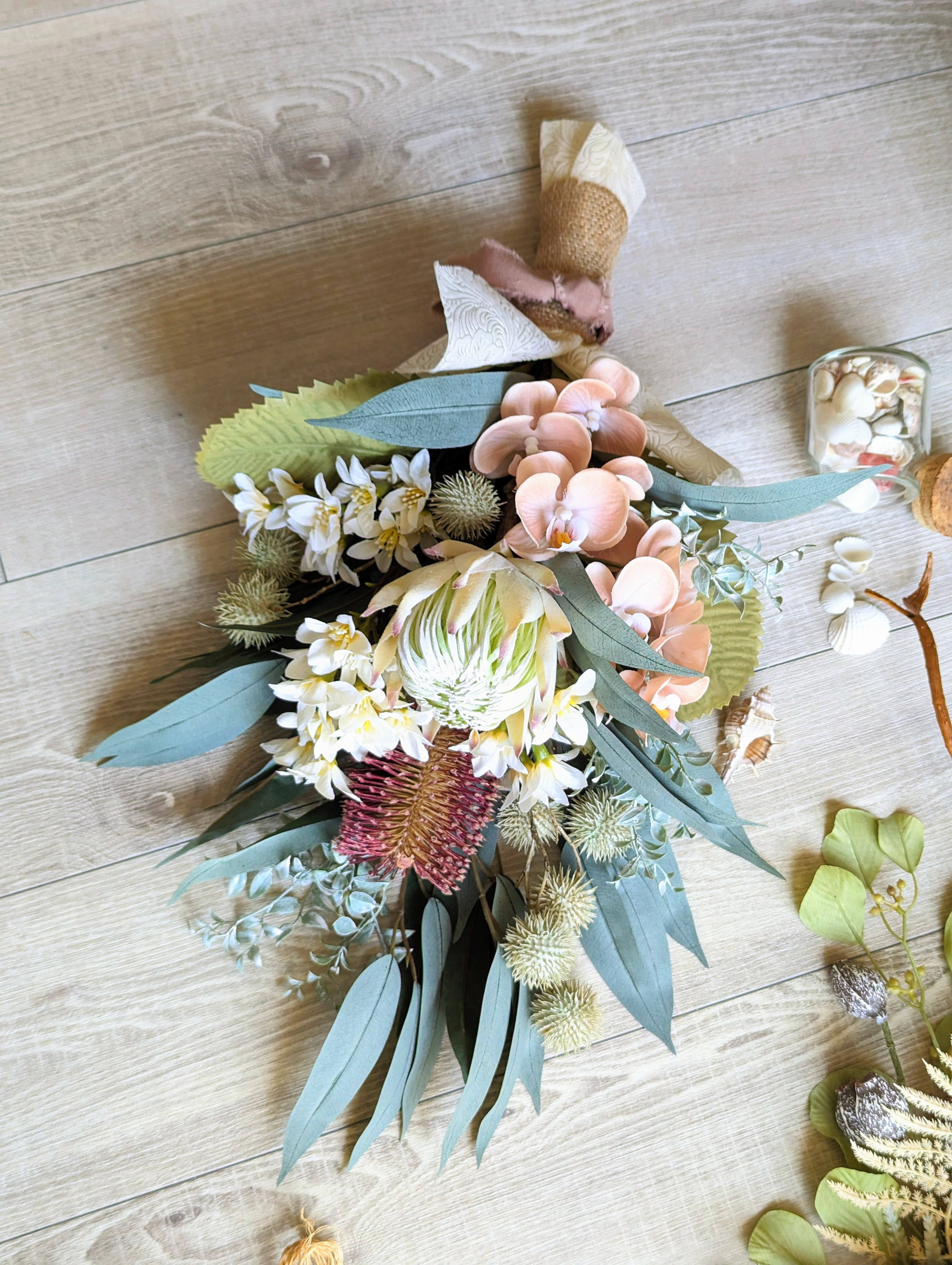 ドライ風ニュアンスカラーのネイティブフラワーSwag〜バンクシア×プロテア×ファレノ BE/WH ギフト お祝い