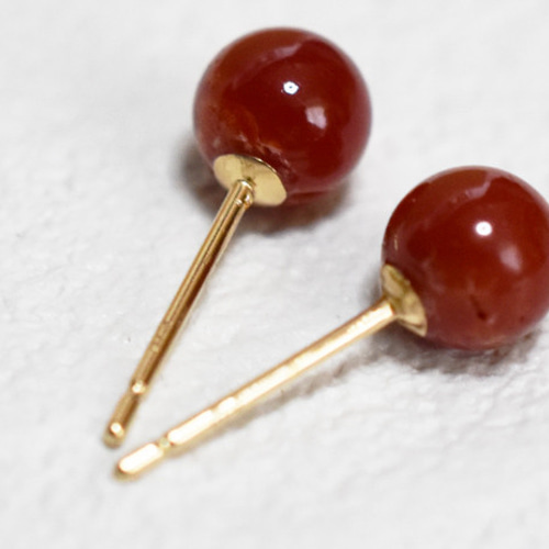 жK18 18金 天然赤珊瑚5.5㎜スタッドピアス ピアス（スタッド・一