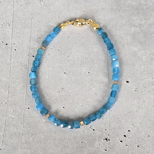 天然石　ハンドメイド　ブレスレット 小さなシェルフラワーと天然石のワックスコードブレスレット