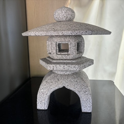 ミニ古代雪見灯籠　御影石　手作り　国産品　稲武石 楽天市場】【送料無料】古代雪見灯篭(1尺・角型/御影石）こちら