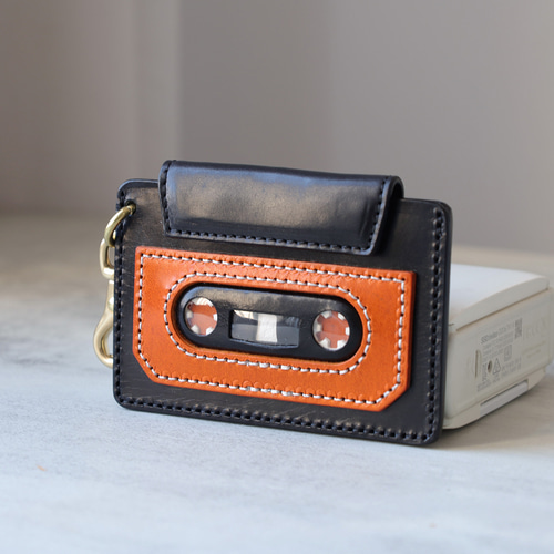 レトロカセットテープ型カードケース - 懐かしさを感じる可愛らしい