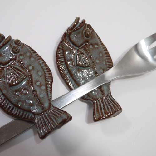 魚と葉のデザインの箸置きとスプーン Amazon | MUCKLILY 4 個 魚箸置き