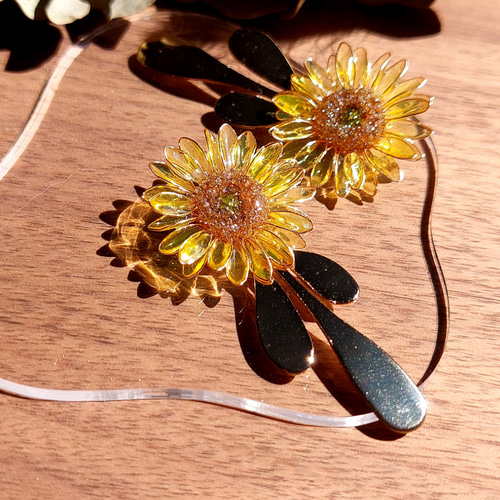 ひまわりデザインの樹脂製ピアス、小さめのサイズで可愛らしさを演出