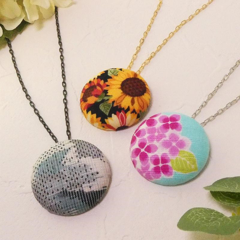 くるみボタン　お仕立て例-9.　◆「提げ物 / ペンダント」/　38ミリ(大)、28ミリ共通