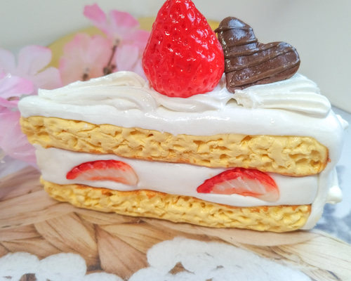 ☆苺ホールケーキの小物入れ☆缶 フェイクスイーツ 食品サンプル