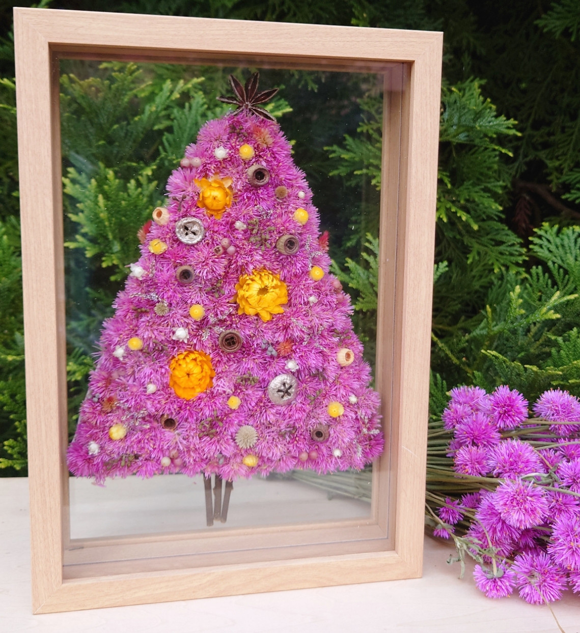 Creema限定クリスマス2025　受注制作　センニチコウ(ファイヤーワークス)のクリスマスツリーフレームアレンジ