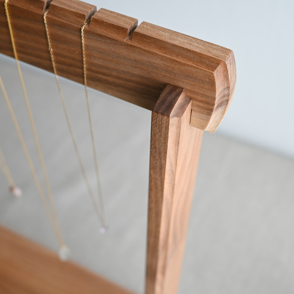 クルミのネックレススタンド 折りたたみ式 ディスプレイ 展示 店舗什器 3枚目の画像