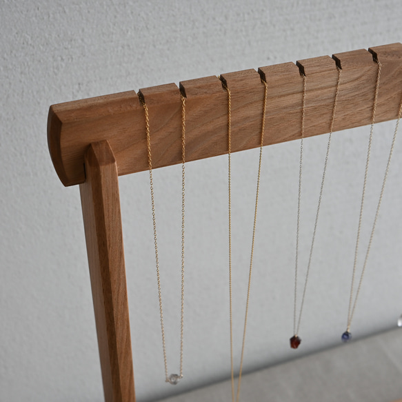 クルミのネックレススタンド 折りたたみ式 ディスプレイ 展示 店舗什器 4枚目の画像