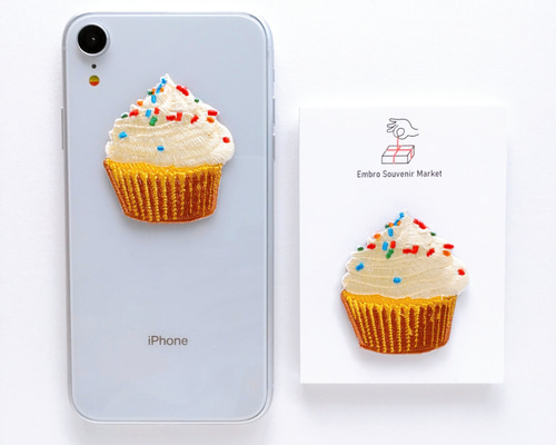 カラフルチョコスプレーの カップケーキ 2WAYS！刺繍のアイロン