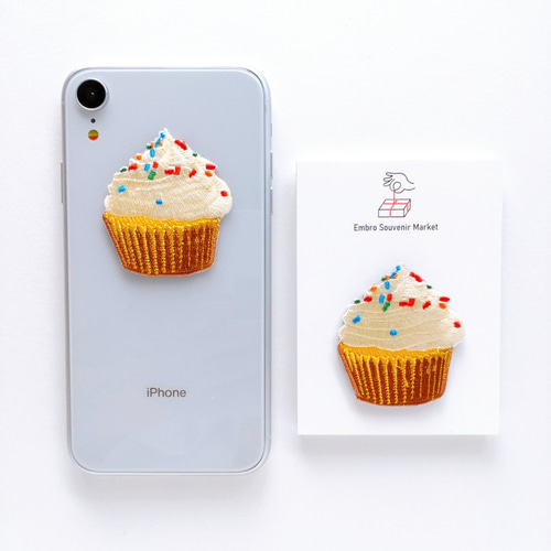 カラフルチョコスプレーの カップケーキ 2WAYS！刺繍のアイロン 
