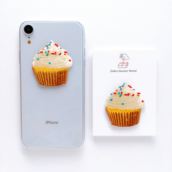 カラフルチョコスプレーの カップケーキ 2WAYS！刺繍のアイロン