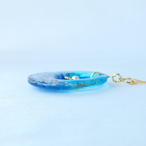 星の砂を閉じ込めた 光る 海のペンダント 揺れる レジン ネックレス