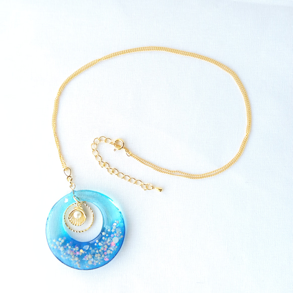 星の砂を閉じ込めた 光る 海のペンダント 揺れる レジン  