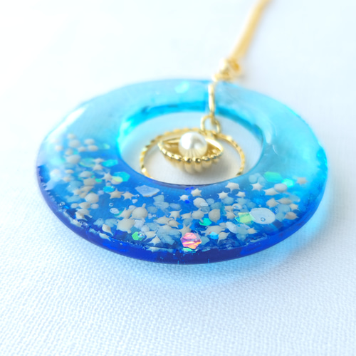星の砂を閉じ込めた 光る 海のペンダント 揺れる レジン ネックレス