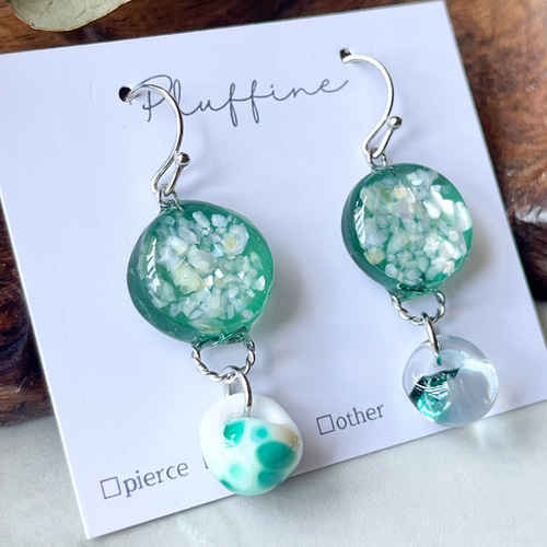 エメラルドグリーンの海色ピアス ※イヤリング変更可 ピアス（フック