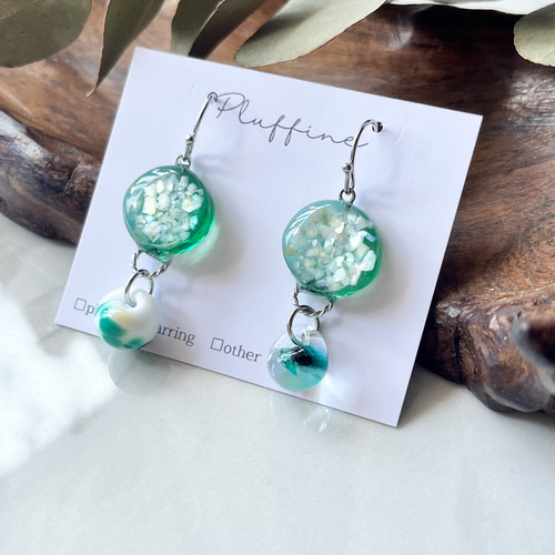 エメラルドグリーンの海色ピアス ※イヤリング変更可 ピアス（フック