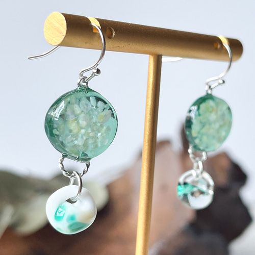 エメラルドグリーンの海色ピアス ※イヤリング変更可 ピアス（フック