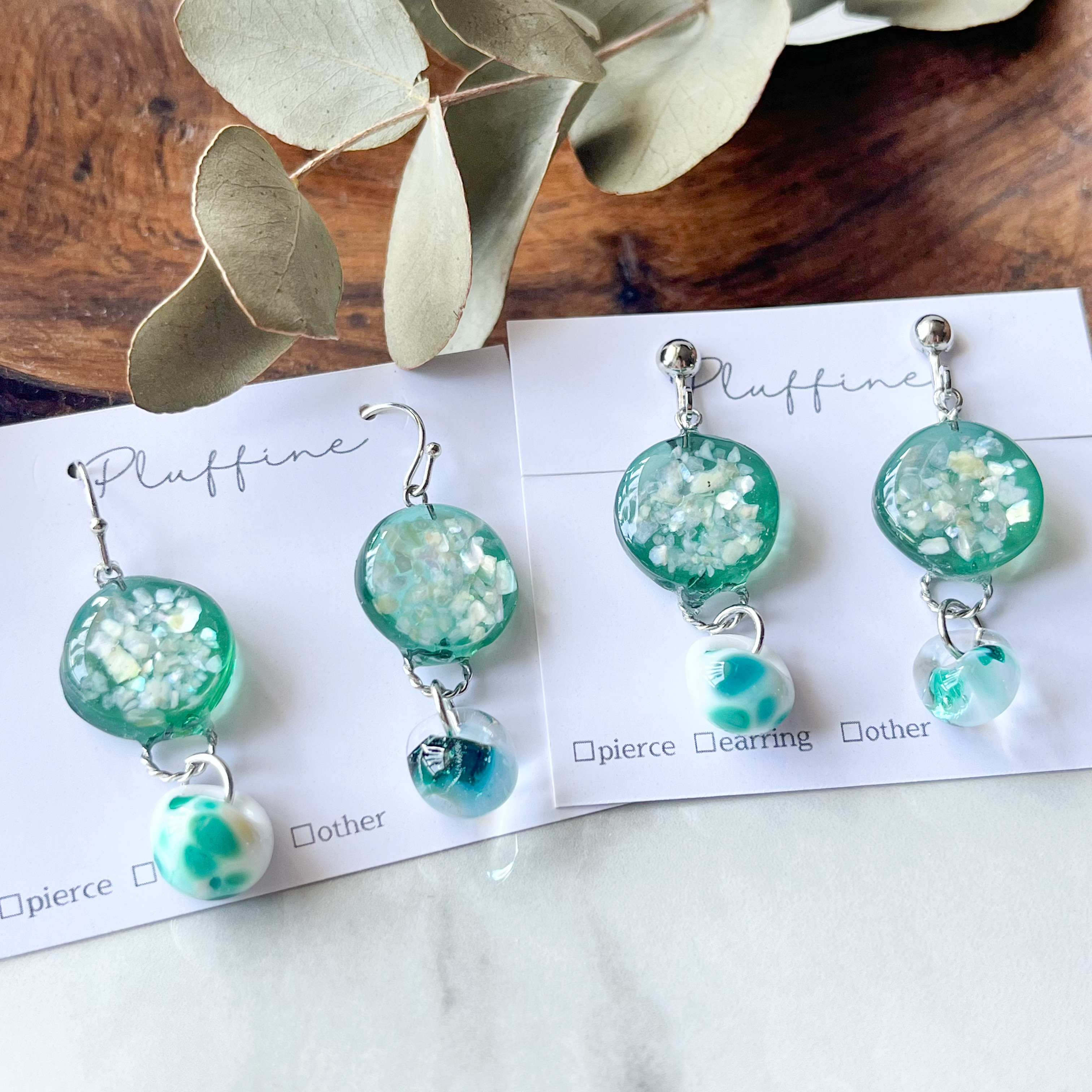 1点作品☆ じばにゃん☺︎ 大粒エメラルドピアス　イヤリングに変更可能☺︎