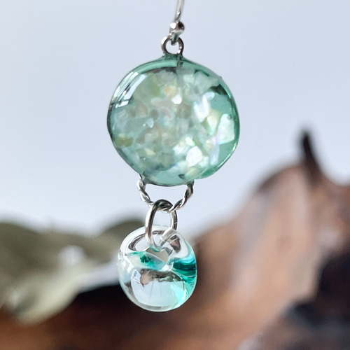 エメラルドグリーンの海色ピアス ※イヤリング変更可 ピアス（フック