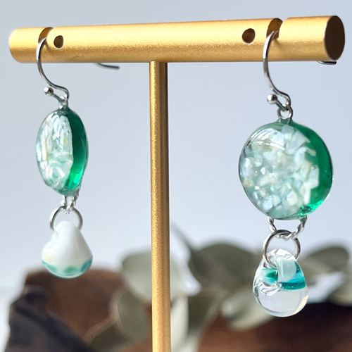 エメラルドグリーンの海色ピアス ※イヤリング変更可 ピアス（フック