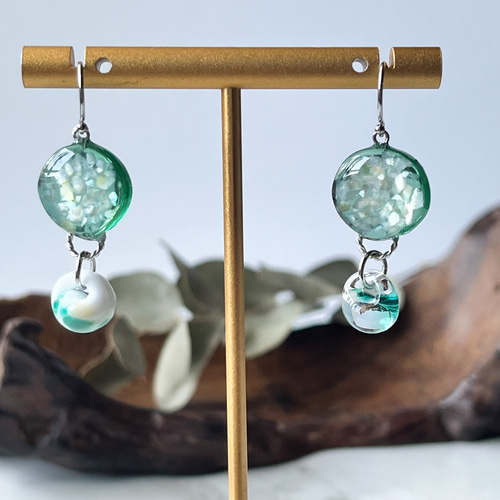 エメラルドグリーンの海色ピアス ※イヤリング変更可 ピアス（フック