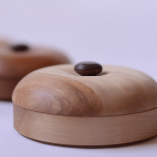 天然木(栃)のまるい小物入れ/直径≒110mm/アクセサリーケース #0158