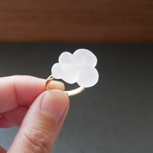 磨りガラス風 入道雲リング （透明レジンにヤスリがけマット仕上げ