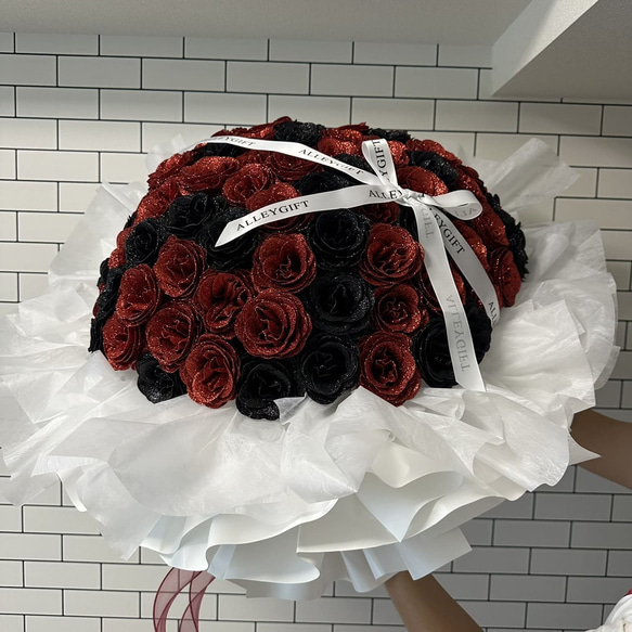Tiktokで話題の99本薔薇　グリッターローズ使用　オーダーメイドも可能　テレビでも紹介された花屋AlleyGift 予めご了承下さいませ