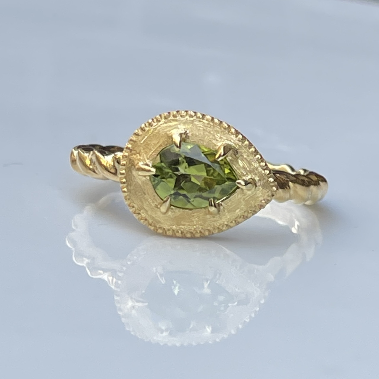 ペリドット ペアシェイプカット7×5 medallion シルバーSV925