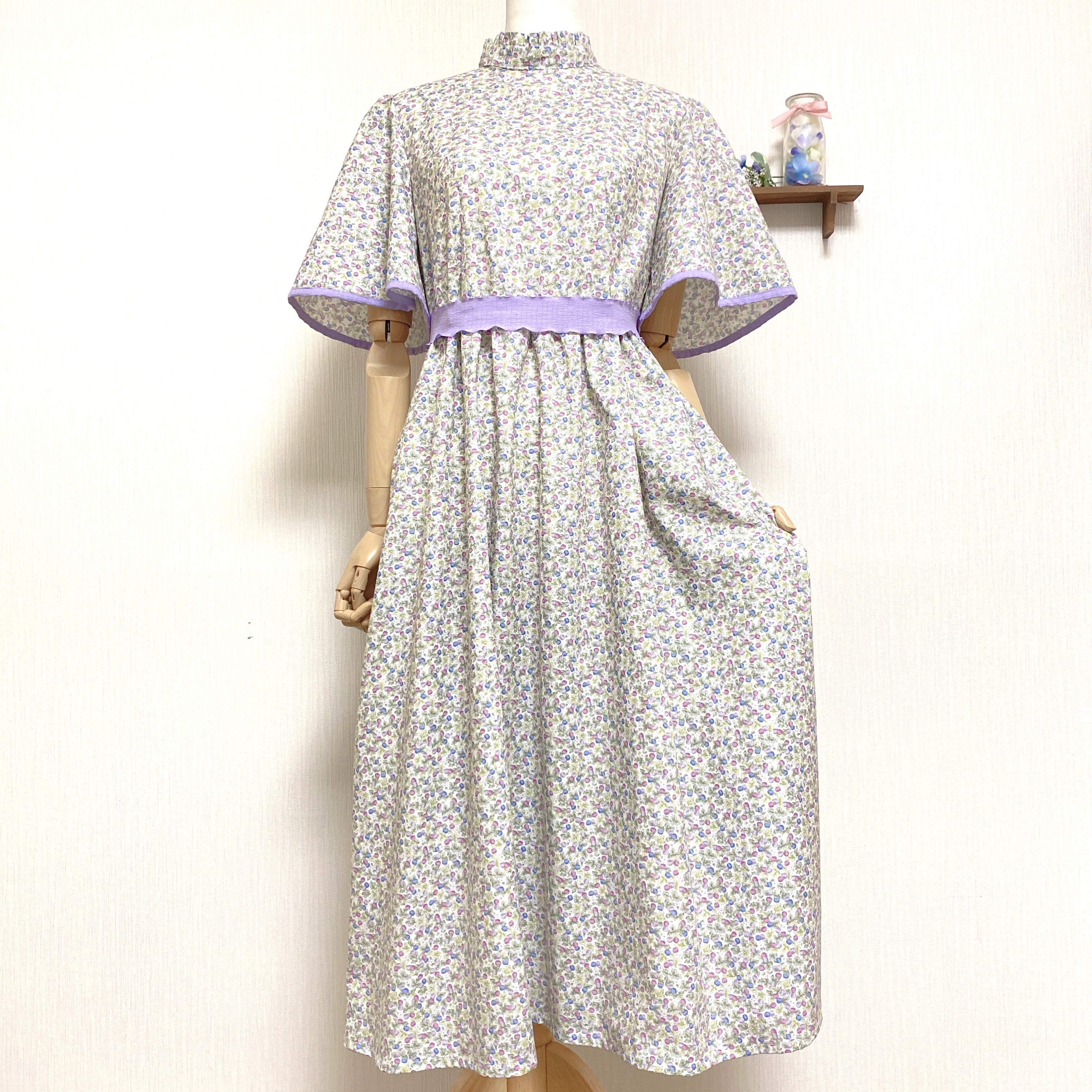 フレアスリーブの上品なレトロベリー柄ワンピース