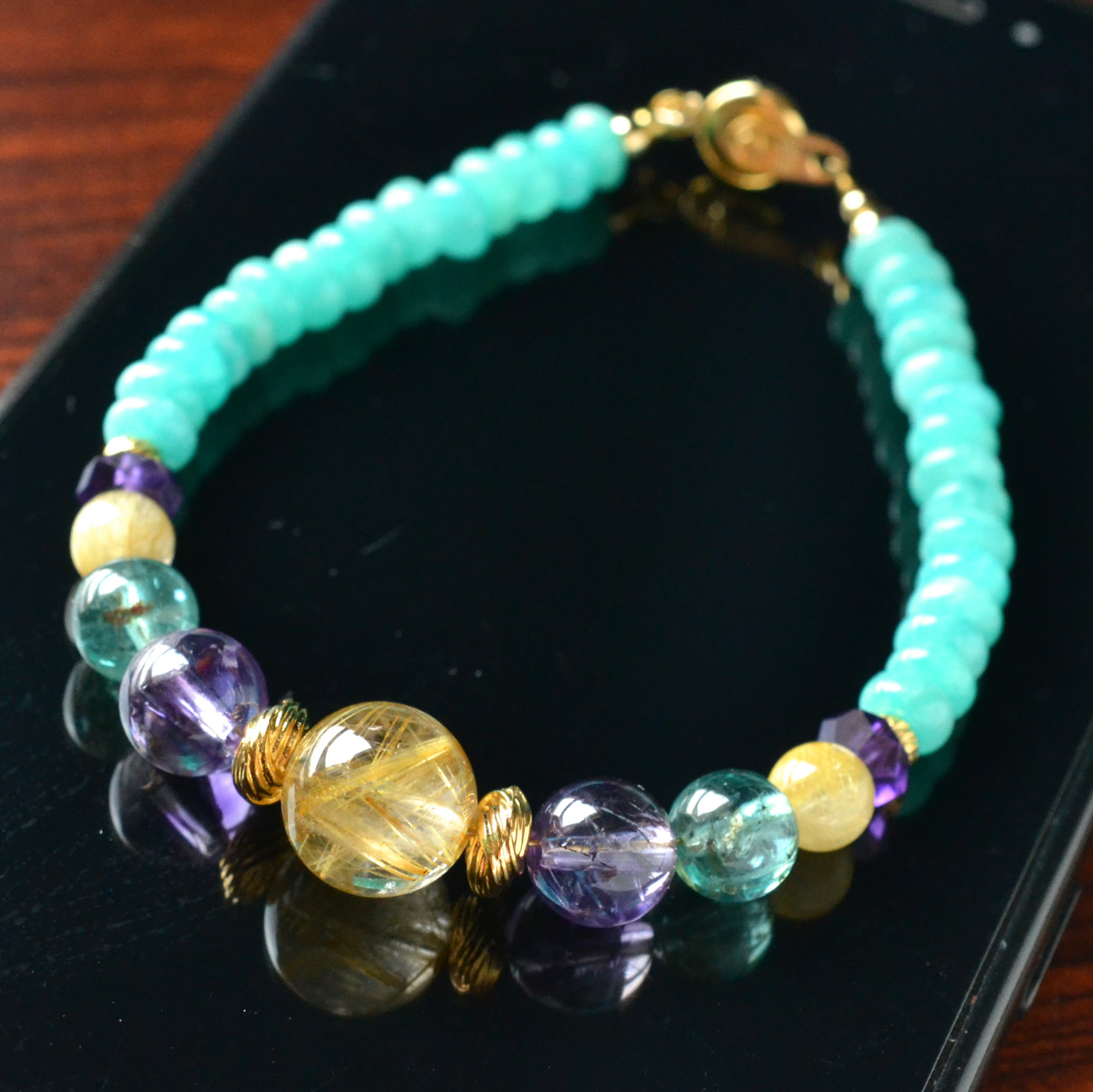 ゴールドルチル、アメジストエレスチャル、アパタイトのブレスレット