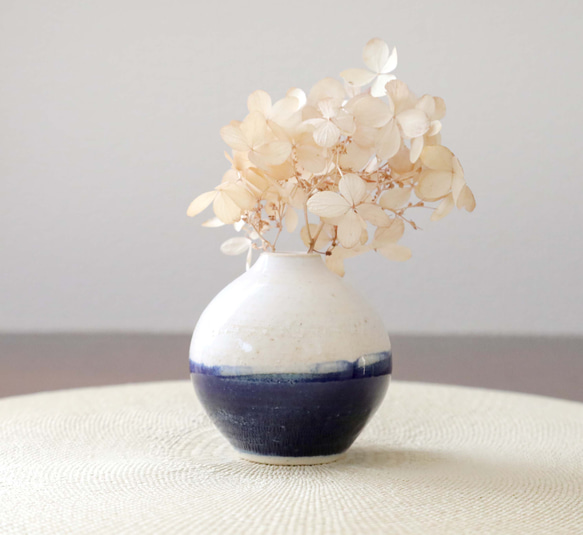 瑠璃と白釉のかけ分け一輪挿し 一輪挿し・花瓶・花器 TSUCHI-HANAKI