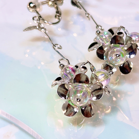 ミニメタルフラワーの花束イヤリング/ピアス《シルバー×オーロラ  