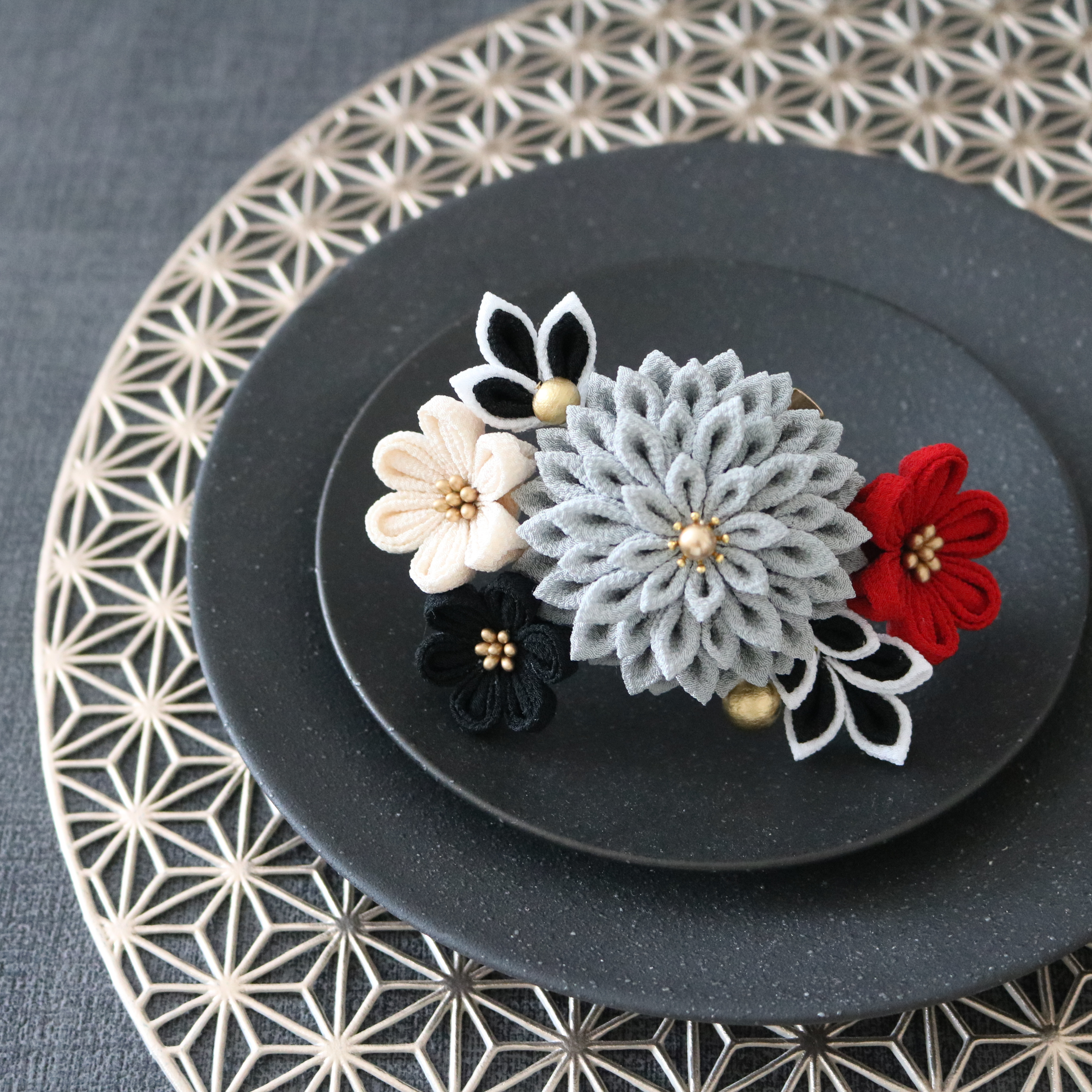 大サイズ＊グレー＊レトロなヘアクリップ ＊ つまみ細工のかんざし /成人式・卒業式・浴衣・結婚式にも