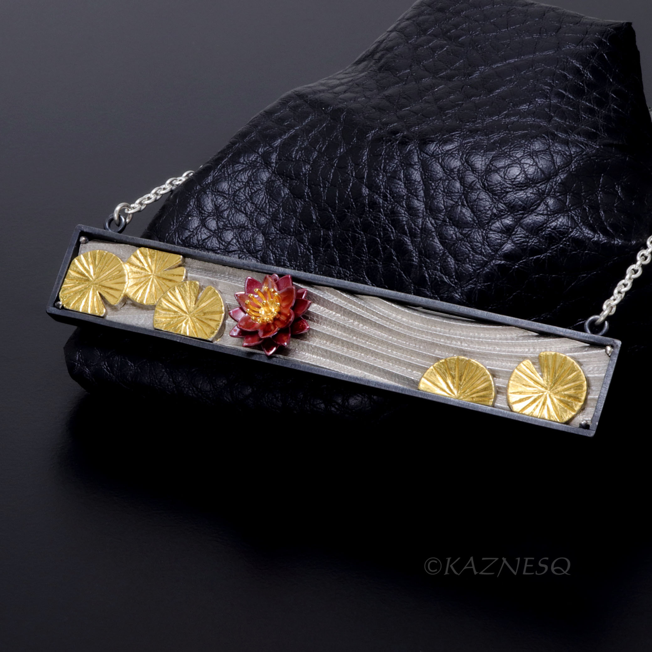 日本庭園？睡蓮と流水の横長シルバーネックレス