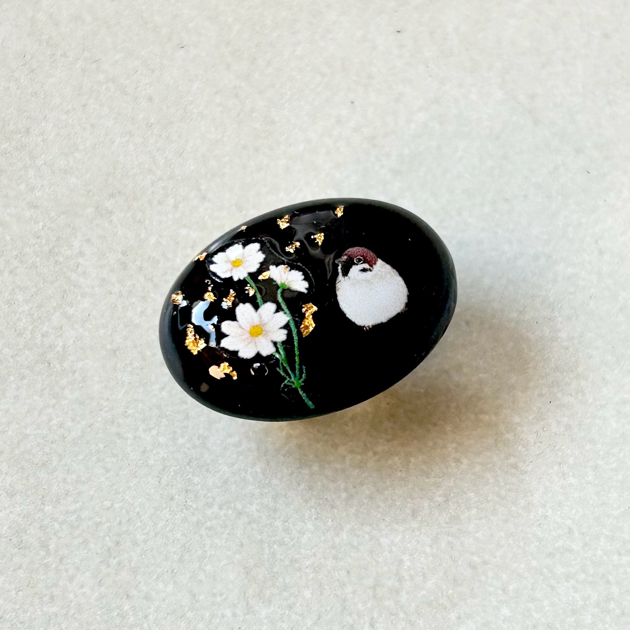 天然石黒瑪瑙（メノウ）と雀の帯留め　 金箔 24k  ポニーフック ブローチ　スズメ　すずめ