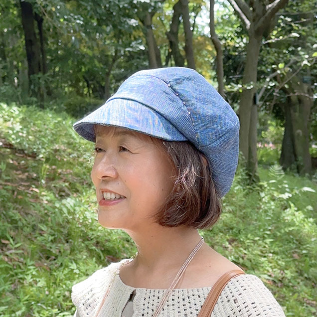 【即納品】爽やかなブルーのグレンチェック。大人の女性のためのキャスケット。ちびうさぎのブローチ付き。 6,930円