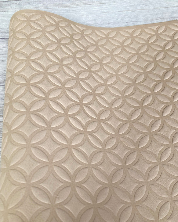 本革レザーシート・和柄エンボス(七宝柄)44×44cm　鳥の子色（ベージュ）・国産豚革・日本製 2枚目の画像