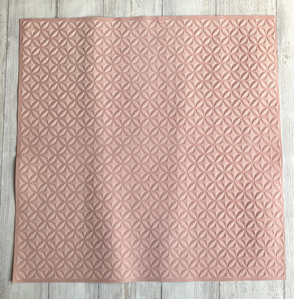 本革レザーシート・和柄エンボス(七宝柄)44×44cm　桃色（ピンク）・国産豚革・日本製 1枚目の画像