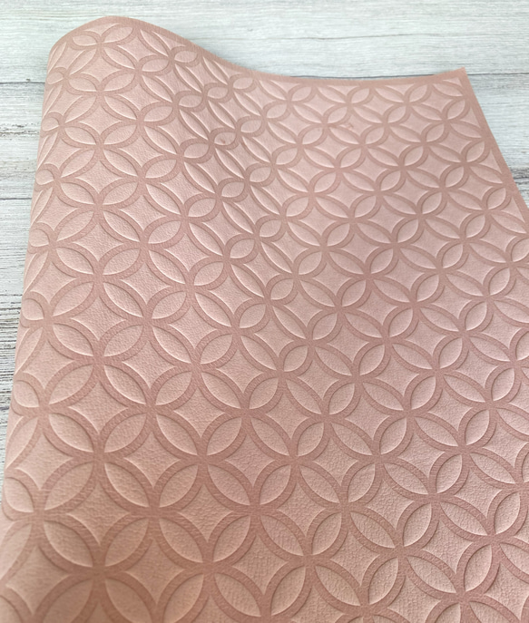 本革レザーシート・和柄エンボス(七宝柄)44×44cm　桃色（ピンク）・国産豚革・日本製 2枚目の画像