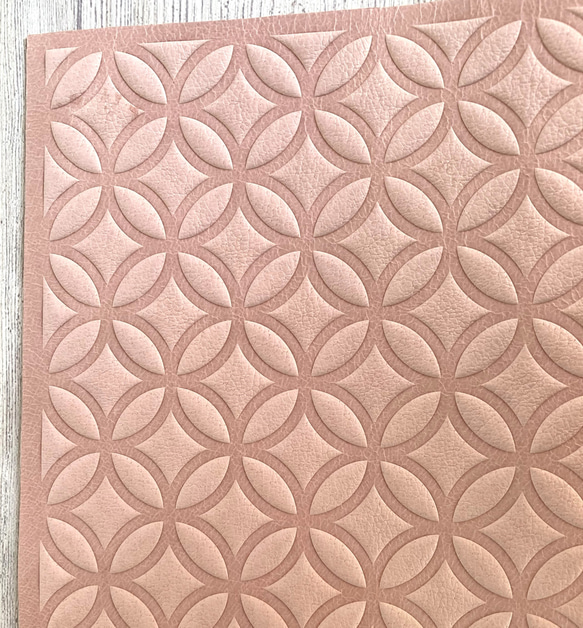 本革レザーシート・和柄エンボス(七宝柄)44×44cm　桃色（ピンク）・国産豚革・日本製 4枚目の画像