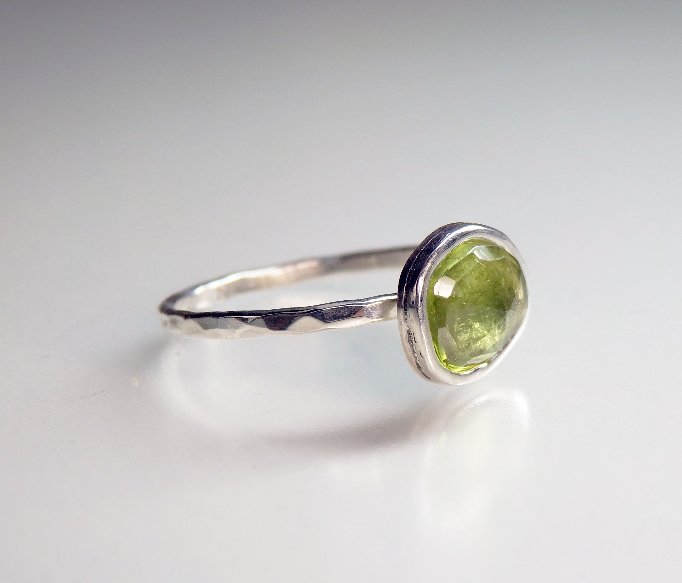 8月の誕生石　ペリドットの彫金一粒リング　　１１号