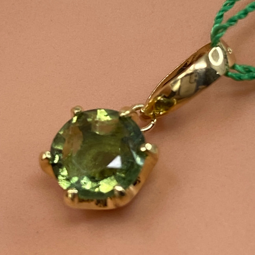 k18YG AU750 18金 天然モルダバイト 0.5ct 18金ペンダント ペンダント  