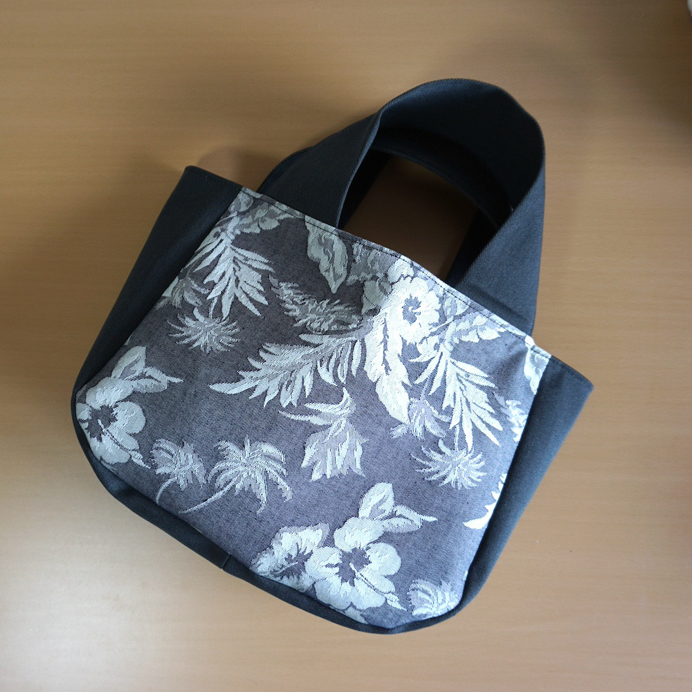 ♢新作♢大人ハワイアンのラウンドトートバッグ　グレー×白　上品ハワイアントートバッグ　シック×リゾート