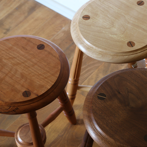 丸座面の3本脚スツール （樺/カバ） 椅子（チェアー）・スツール