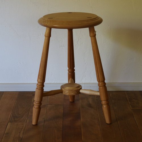 丸座面の3本脚スツール （樺/カバ） 椅子（チェアー）・スツール